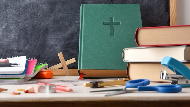 In Wels mussten 507 Kreuze, Wappen und Bilder in Schulen ersetzt werden. In Linz sah die Lage ...