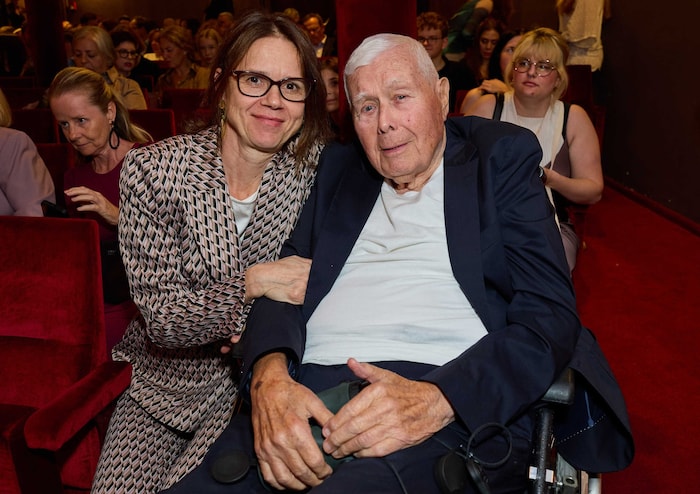 Grandseigneur Peter Weck mit seiner Joanna bei der Premiere.