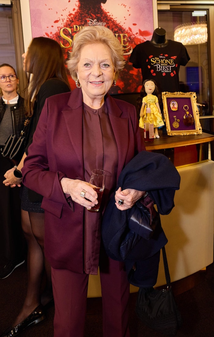 Grande Dame Ingeborg Serafin im Raimund Theater dabei.