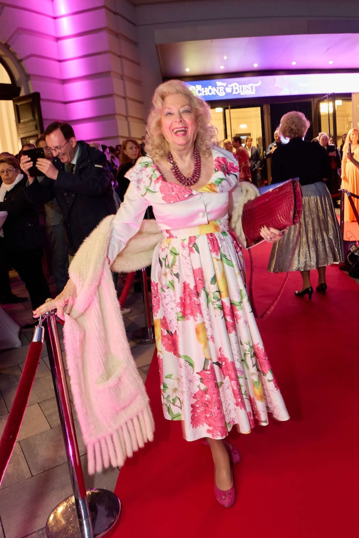 Operettenlady Brigit Sarata als Erscheinung auf dem roten Musical-Teppich.