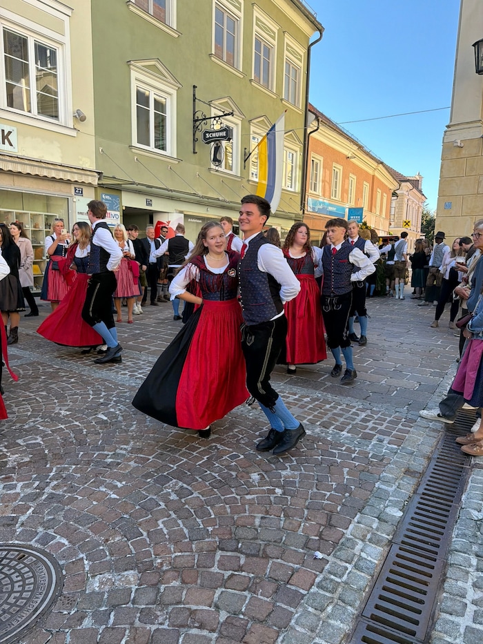 Mit Musik und Tanz zogen die Umzugsteilnehmer durch St. Veit.