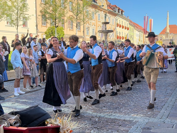 Volkstümliche Musik und Tanzeinlagen begeisterten die Schaulustigen.