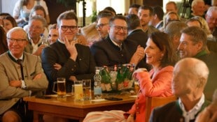 Frühere und aktuelle Mitglieder der Landesregierung präsentierten sich in bester Laune. Wilfried ...