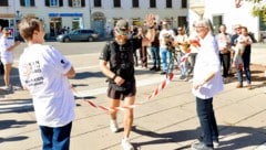 Geschafft: Familie und Freunde empfingen Robert Auer bei seinem letzten Stopp am 26. September ...