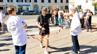 Geschafft: Familie und Freunde empfingen Robert Auer bei seinem letzten Stopp am 26. September ...