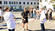 Geschafft: Familie und Freunde empfingen Robert Auer bei seinem letzten Stopp am 26. September ...