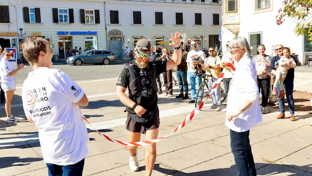Geschafft: Familie und Freunde empfingen Robert Auer bei seinem letzten Stopp am 26. September ...