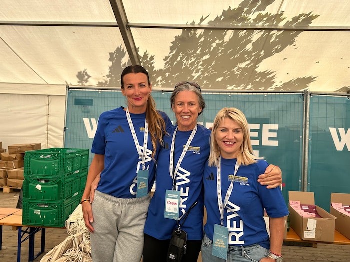 Maja, Caroline und Adisa vom Organisationsteam teilten fleißig Startnummern aus.
