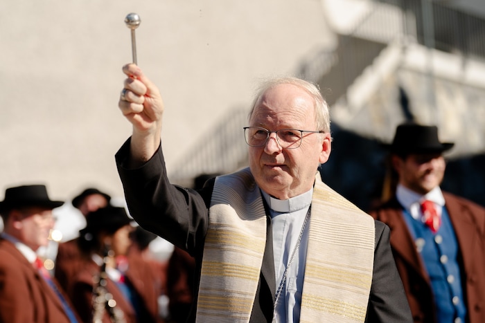 Bischof Benno segnete das Gesamtbauwerk.