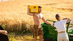 Christian Kronberger ließ sich mit einem Kasten Bier ablichten.  