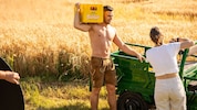 Christian Kronberger ließ sich mit einem Kasten Bier ablichten.  