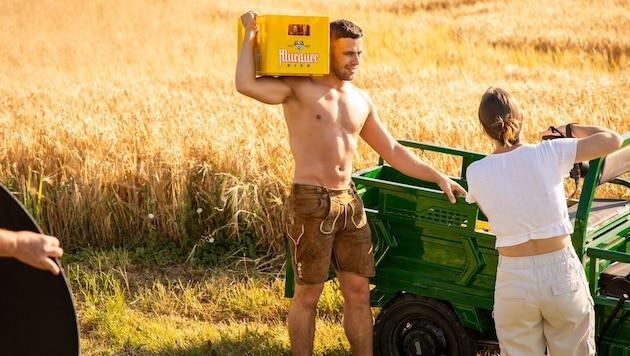 Christian Kronberger ließ sich mit einem Kasten Bier ablichten.
