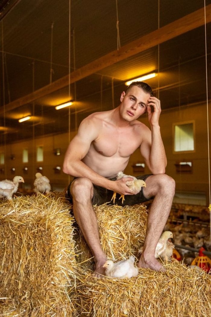 Simon Kaiblinger (li.) ließ sich mit Küken ablichten