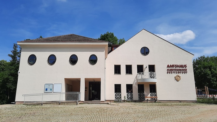 Drinnen im Amtshaus in Breitenfurt Gemeinderatssitzung zur Verbauung der Breiteneder-Wiese, ...