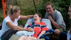 Im August besuchte die „Krone“ Felix‘ Familie. Mama Martina und Papa Mathias strahlen gemeinsam ...