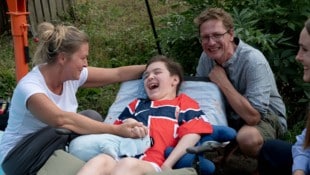 Im August besuchte die „Krone“ Felix‘ Familie. Mama Martina und Papa Mathias strahlen gemeinsam ...