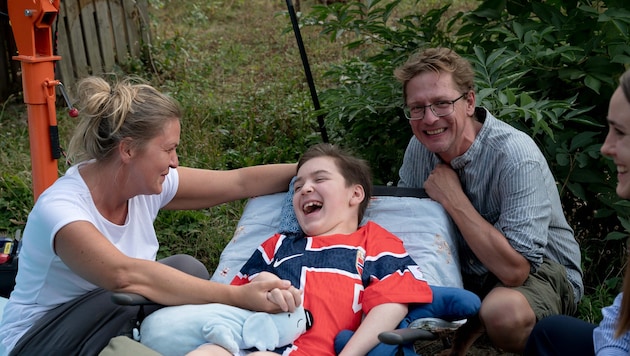 Im August besuchte die „Krone“ Felix‘ Familie. Mama Martina und Papa Mathias strahlen gemeinsam ...