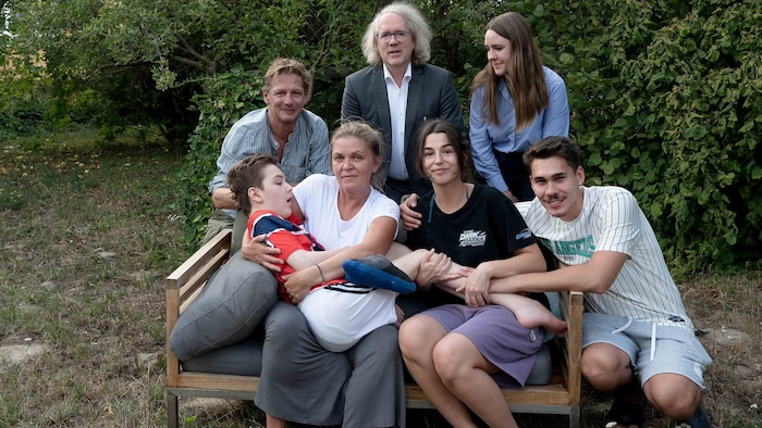 Krone“-Besuch im sommerlichen Garten der Familie. Vorne: Mama Martina mit Pflegerin Julia und ...
