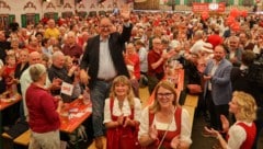 Martin Winkler setzt sich im vollen Bierzelt am Urfahranermarkt in Linz in Szene. Ministerin ...