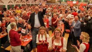 Martin Winkler setzt sich im vollen Bierzelt am Urfahranermarkt in Linz in Szene. Ministerin ...