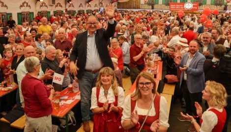 Martin Winkler setzt sich im vollen Bierzelt am Urfahranermarkt in Linz in Szene. Ministerin ...