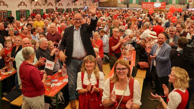 Martin Winkler setzt sich im vollen Bierzelt am Urfahranermarkt in Linz in Szene. Ministerin ...