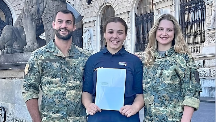 Scharfetter, Höllwart und Dengg (v. li.) nahmen den Ehrenpreis für Sanjindo-Sportchefin Marianne ...