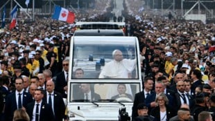 Rund 100.000 mehr Menschen als erwartet wollten der Messe des Papstes in Paris beiwohnen.