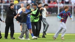Ronaldinho wurde von Flitzern belagert – und vertschüsste sich mitten im Spiel!