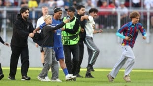 Ronaldinho wurde von Flitzern belagert – und vertschüsste sich mitten im Spiel!