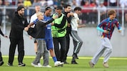 Ronaldinho wurde von Flitzern belagert – und vertschüsste sich mitten im Spiel!