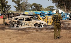 Archivbild aus dem Jahr 2023: Israelische Soldaten inspizieren das Gelände eines Musikfestivals, ...