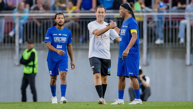 Superstar Ronaldinho gratulierte Michi Liendl zu seinem Pracht-Volley-Tor.
