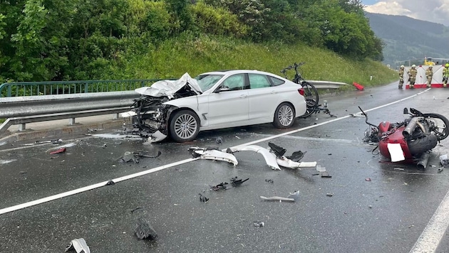Einsatzkräften versuchten alles, um nach dem schweren Unfall in Radstadt das Leben zweier ...
