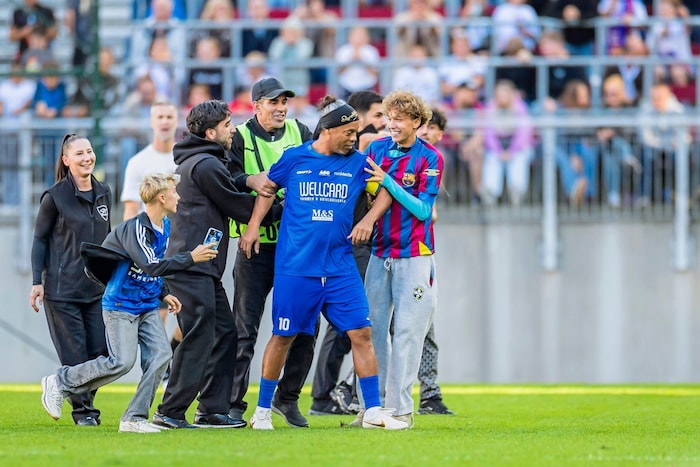 Nach dem Sturm der Flitzer wurde es Ronaldinho zu viel – er brach das Match ab.