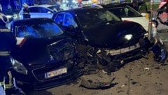 Die drei Fahrzeuge kamen massiv beschädigt am Gehweg zum Stillstand – der Unfall forderte gleich ...