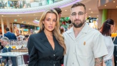 Verliebt, seit gestern verlobt und bald verheiratet: Nadine Mirada und Dominic Schober.