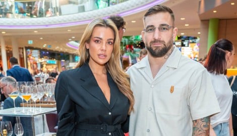Verliebt, seit gestern verlobt und bald verheiratet: Nadine Mirada und Dominic Schober.