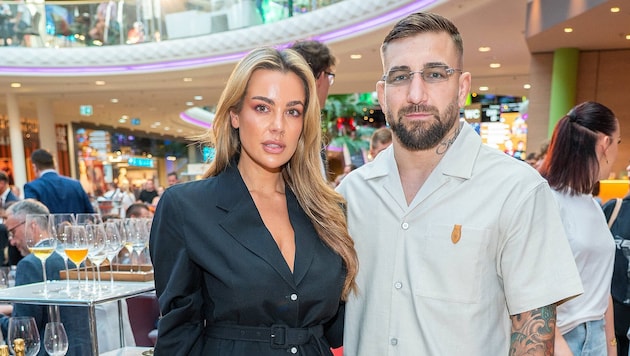 Verliebt, seit gestern verlobt und bald verheiratet: Nadine Mirada und Dominic Schober.