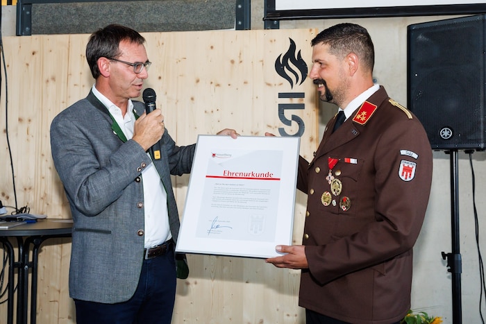 Eine Ehrenurkunde wurde überreicht.