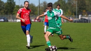 Sladan Mijatovic (li.) verlor mit dem ATSV gegen Henndorf um Doppeltorschütze Maximilian ...