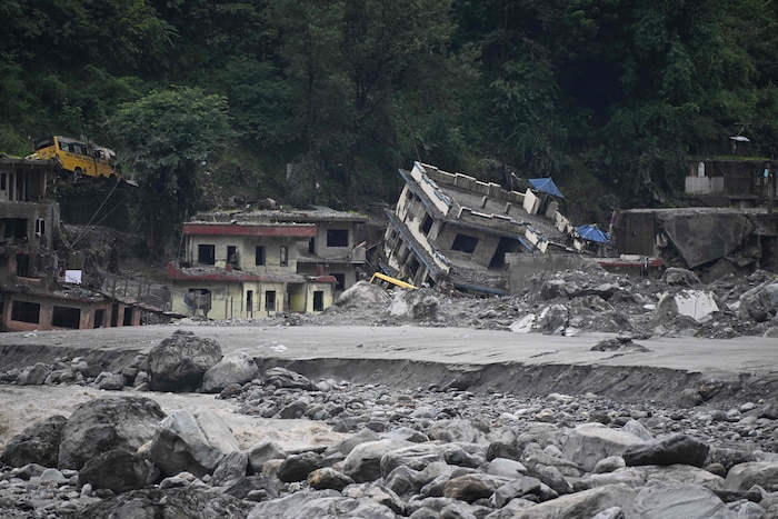 Schwere Unwetter haben in Indien und Nepal zahlreiche Überschwemmungen und Erdrutsche ausgelöst. ...