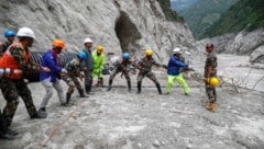 Mehrere große Flüsse, darunter der Ganges, überschritten die Gefahrenmarke.
