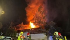 Der Brand eines Einfamilienhauses in Stuppach, Bezirk Gloggnitz, hielt die Feuerwehrleute in den ...