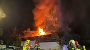 Der Brand eines Einfamilienhauses in Stuppach, Bezirk Gloggnitz, hielt die Feuerwehrleute in den ...