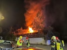 Der Brand eines Einfamilienhauses in Stuppach, Bezirk Gloggnitz, hielt die Feuerwehrleute in den ...