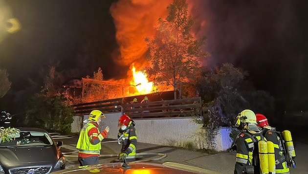 Der Brand eines Einfamilienhauses in Stuppach, Bezirk Gloggnitz, hielt die Feuerwehrleute in den ...