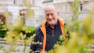 Der Wiener Christian Gottfried (86) ist Baumscheibenpate bei der Gebietsbetreuung der Stadt.
