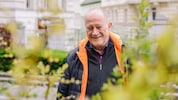 Der Wiener Christian Gottfried (86) ist Baumscheibenpate bei der Gebietsbetreuung der Stadt.