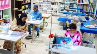 Husna M. (links) arbeitet seit acht Monaten in „Mamas Werkstatt“. Das hat ihr Mut gemacht, nach ...